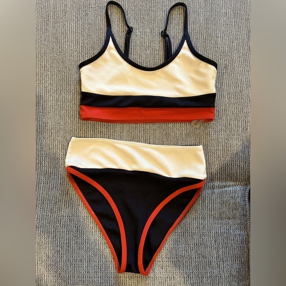 D09.31. Sz S tricolor beige, black and red ribbed high waist bikini.
